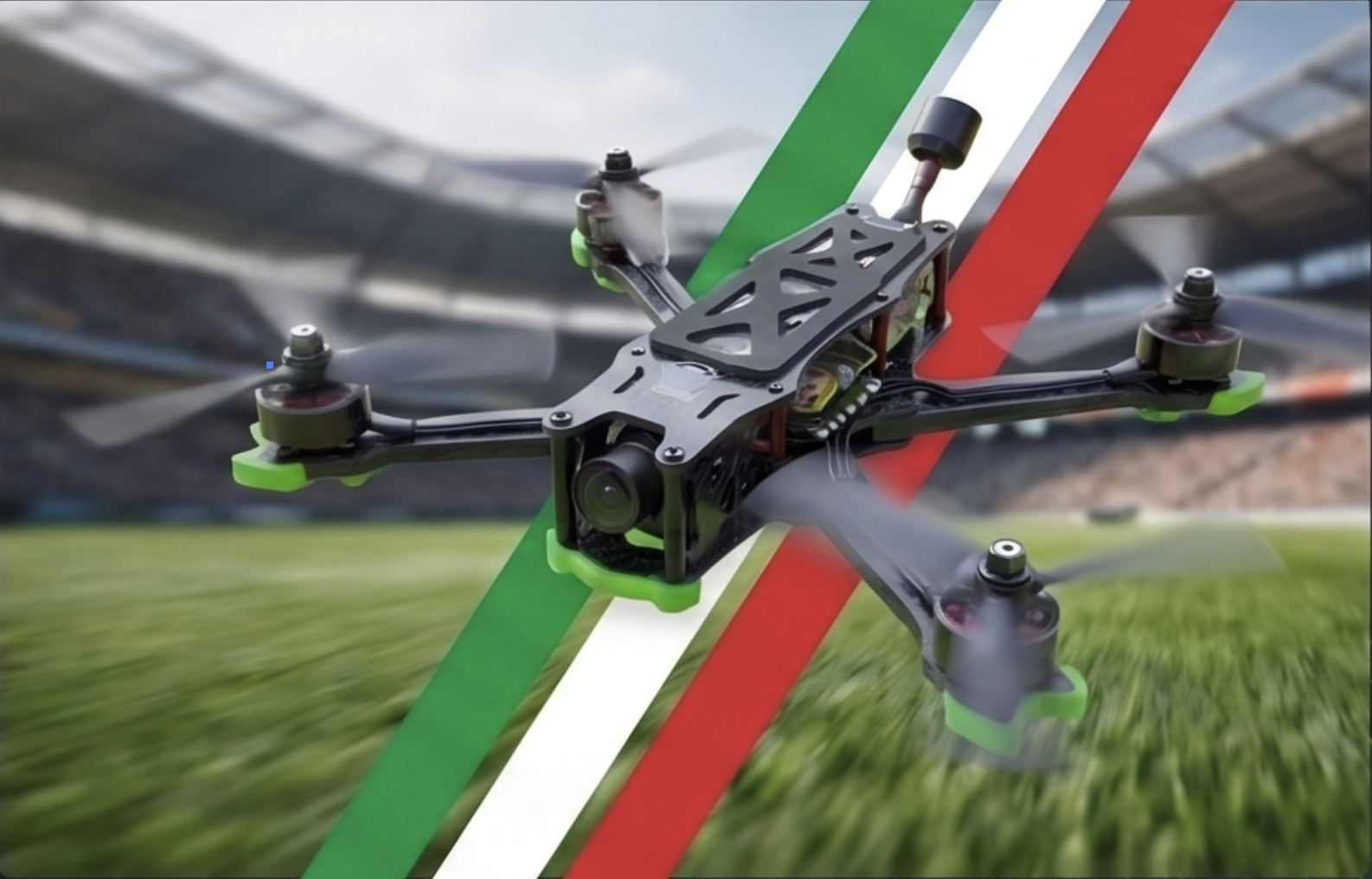 Drone da competizione FPV in volo sul circuito